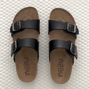 Womens Mad Love Kavea Footbed Sandal in Black - Size 7